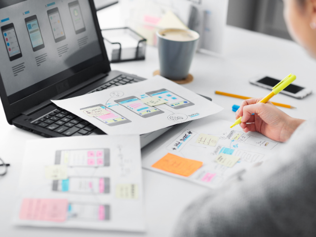 低コストのWebサイト設計を行う様子